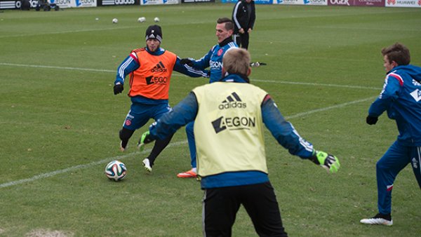 充满悬念与 充满悬念与